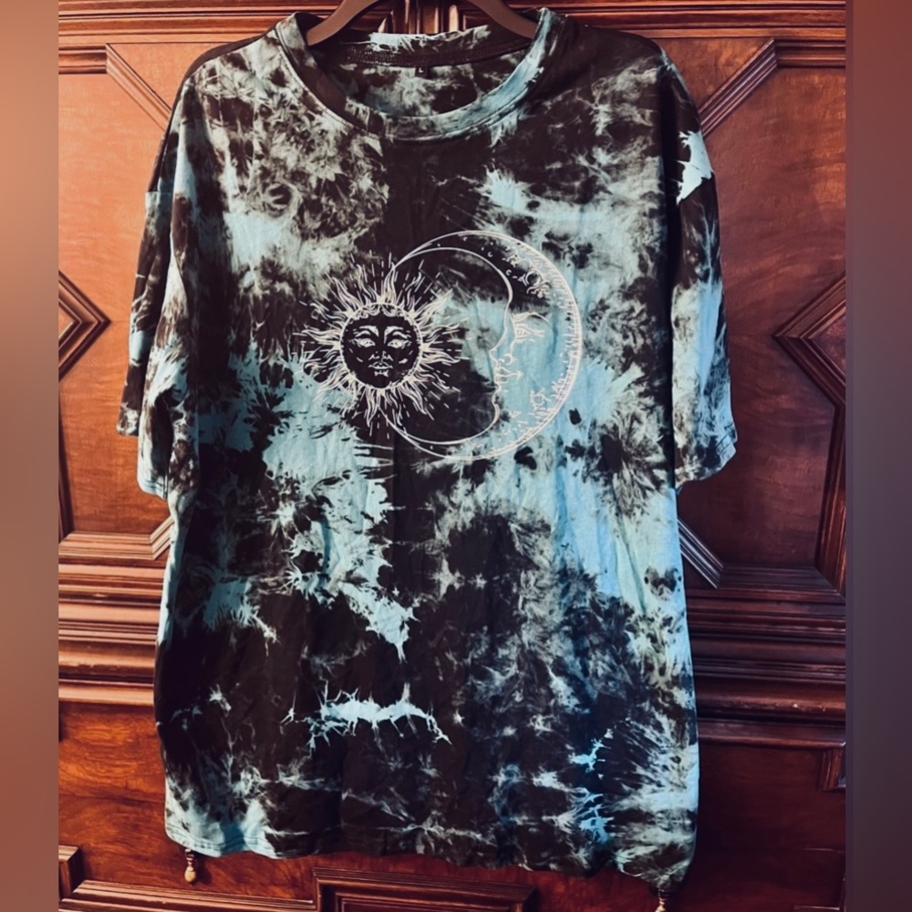 Mens (or unisex) Blue/black tie dye sun/moon tee shirt. Size L.  NWOT